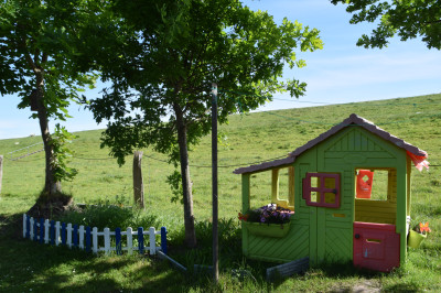 Spielhaus und Insektenbeet